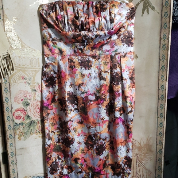 Newport News Dresses & Skirts - Womens strapless Spring dress.